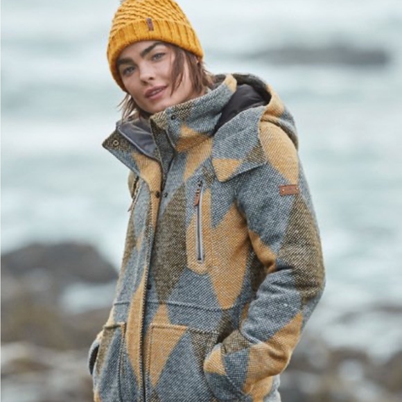 Hood: Removable hood
Pockets: 2 hand-warmer pockets
2 chest pockets - Picture 3 of 4